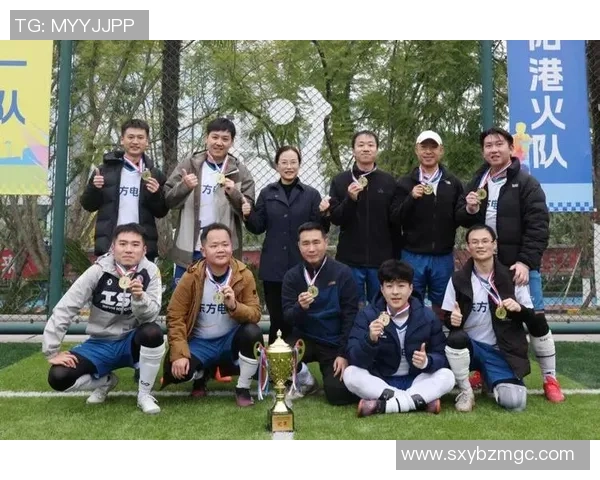 足球星料官深度揭秘赛场内外故事全景展现球员真实风采